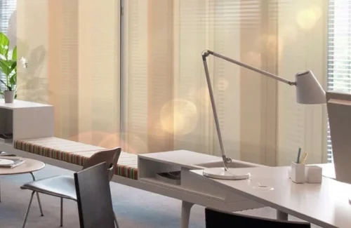 Büro mit hellen Flächenvorhängen