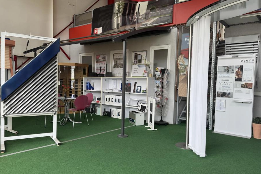 Schrägrolladen und Anschauungsmaterial in der Ausstellung von Kranzer & Pretti